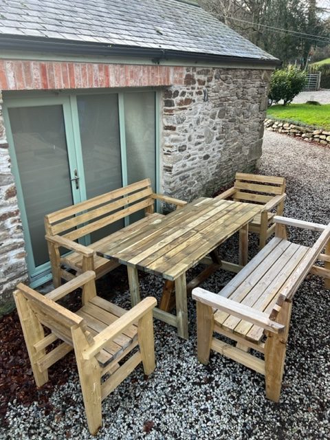 The Full Comfort 8 Seater dining set in a garden